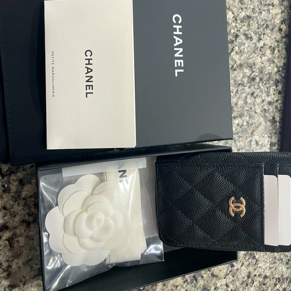 RARE NWT CHANEL Zippy O coin/card wallet